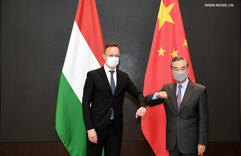 وزير الخارجية الصيني يجري محادثات مع نظيره المجري