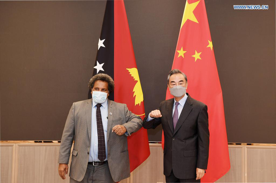 وزير الخارجية الصيني يعقد محادثات مع وزير خارجية بابوا غينيا الجديدة