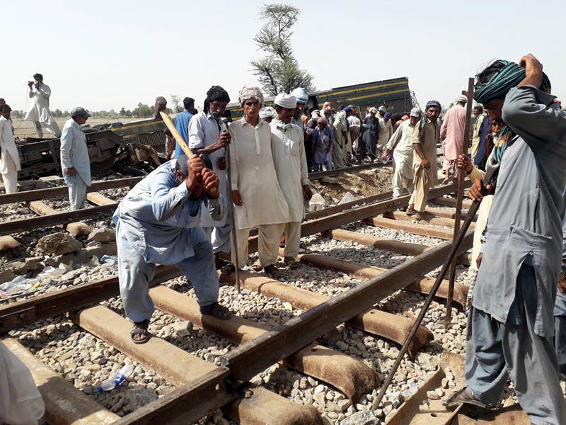 ارتفاع حصيلة وفيات حادث تصادم قطارين في باكستان إلى 62 قتيلا وإصابة أكثر من 100 آخرين