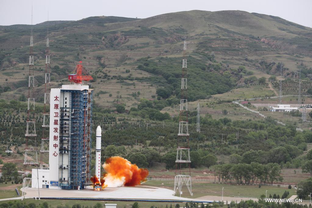 الصين تطلق أربعة أقمار صناعية بواسطة صاروخ لونغ مارش-2 دي