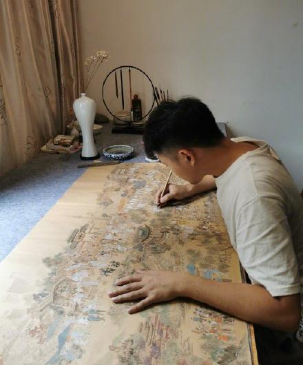 رجل صيني يقضي 5 أيام يرسم بيده لوحة كبيرة للمعركة ضد الوباء