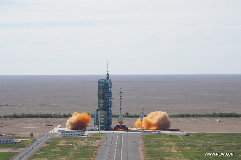 الصين تطلق أول مهمة مأهولة لبناء محطة الفضاء