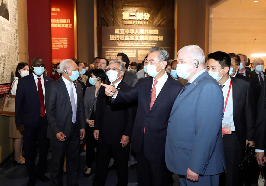 دبلوماسيون يزورون متحف الحزب الشيوعي الصيني مع وزير الخارجية الصيني