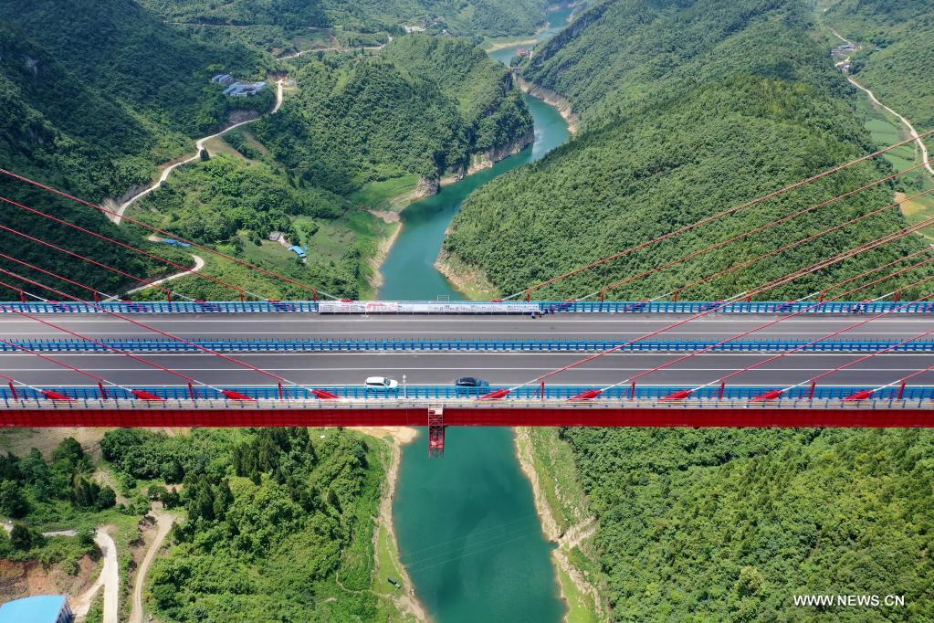 جسر نهر شيانغجيانغ الكبير على طريق تسونيي-يوتشينغ السريع في مقاطعة قويتشو بجنوب غربي الصين