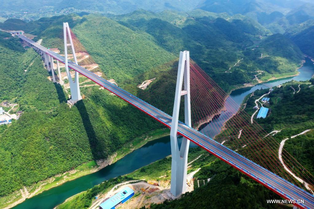 جسر نهر شيانغجيانغ الكبير على طريق تسونيي-يوتشينغ السريع في مقاطعة قويتشو بجنوب غربي الصين
