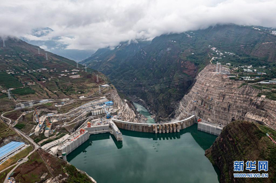 محطة بايخهتان للطاقة الكهرومائية تدخل طور التشغيل في الصين