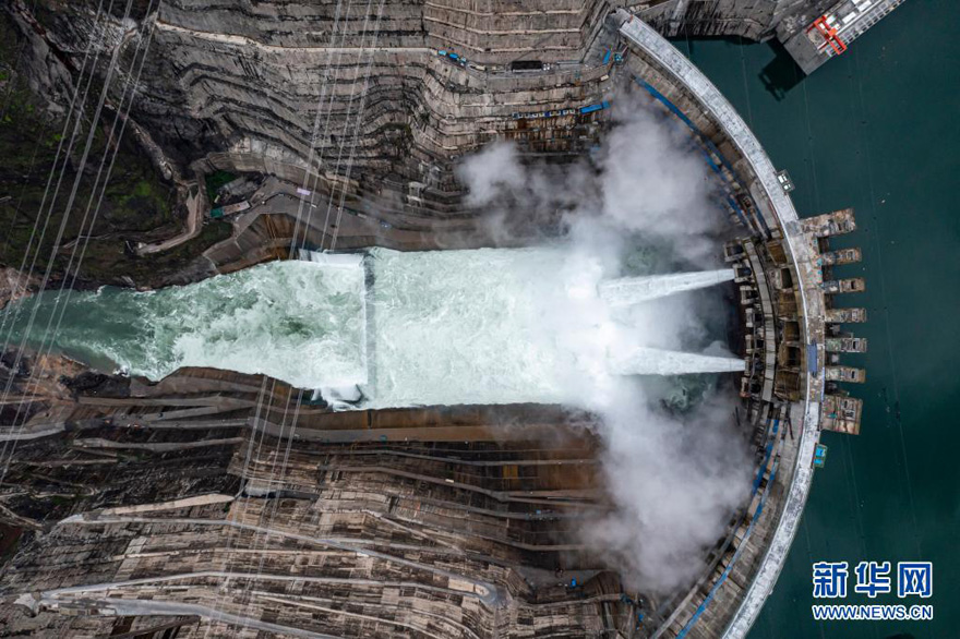محطة بايخهتان للطاقة الكهرومائية تدخل طور التشغيل في الصين