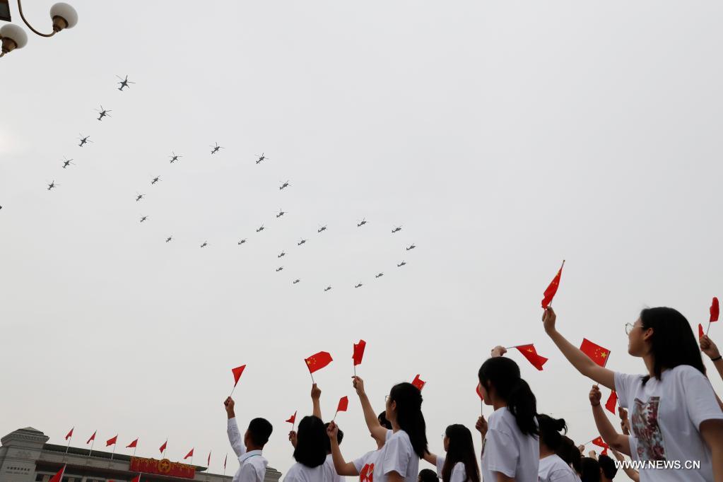 طائرات عسكرية تحلق فوق ميدان تيان آن من في نسق للاحتفال بالذكرى المئوية لتأسيس الحزب الشيوعي الصيني