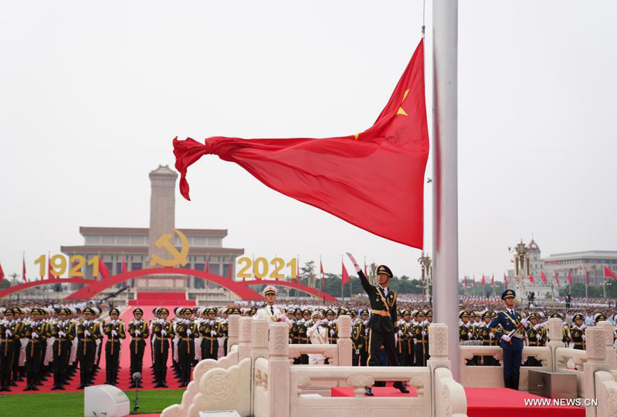 إقامة مراسم رفع العلم في ميدان تيان آن من خلال حفل بمناسبة الذكرى المئوية لتأسيس الحزب الشيوعي الصيني