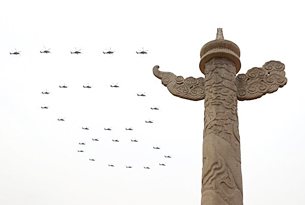 طائرات عسكرية تحلق فوق ميدان تيان آن من في نسق للاحتفال بالذكرى المئوية لتأسيس الحزب الشيوعي الصيني