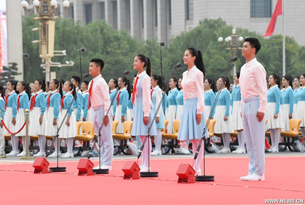 أعضاء عصبة الشبيبة الشيوعية الصينية والرواد الشباب يحيون الحزب الشيوعي الصيني