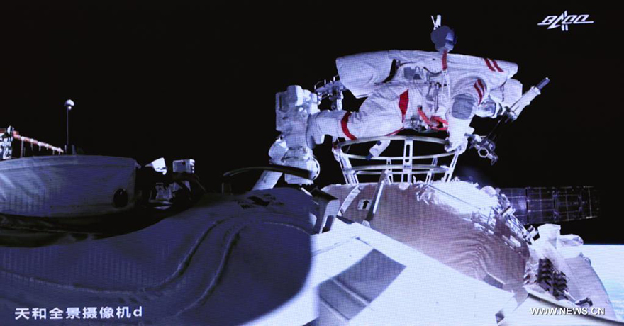 رواد فضاء صينيون يكملون أول أنشطة خارج المركبة لبناء محطة فضائية