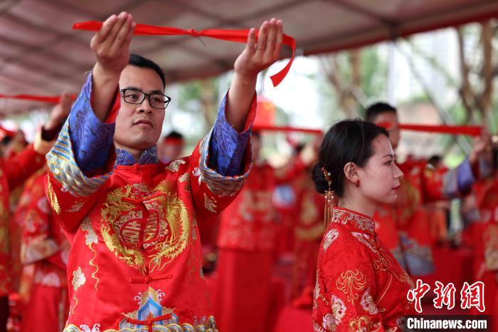 حفلات الزفاف المقتصدة في الصين .. مئات من العرسان الجدد يشاركون في حفل زفاف جماعي 