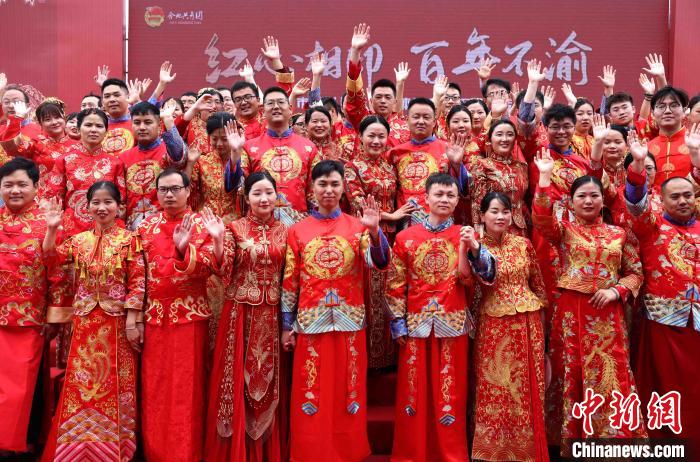 حفلات الزفاف المقتصدة في الصين .. مئات من العرسان الجدد يشاركون في حفل زفاف جماعي 