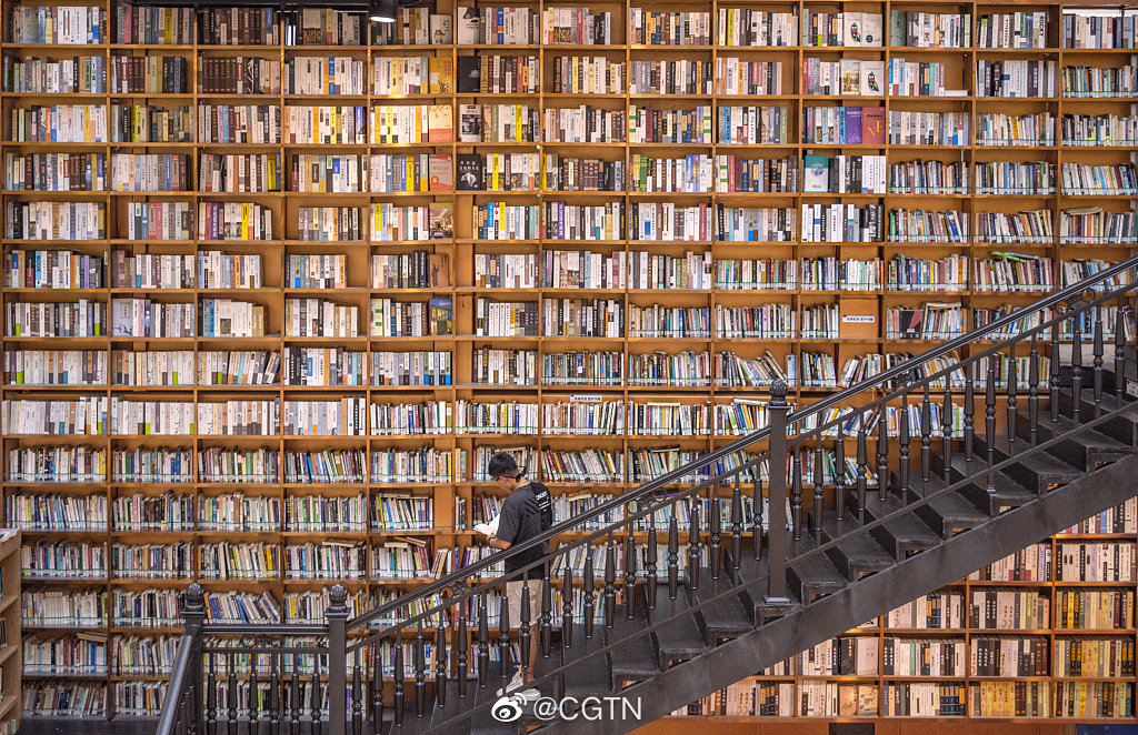 16.2 مترا... ارتفاع رفوف مكتبة في مقاطعة قواندونغ يجلب أنظار الزوار إليها