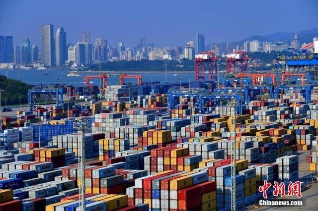 ارتفاع التجارة الخارجية الصينية بنسبة 27.1% في النصف الأول من هذا العام