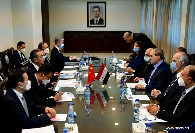 وانغ يي يجري مباحثات مع وزير الخارجية السوري فيصل المقداد