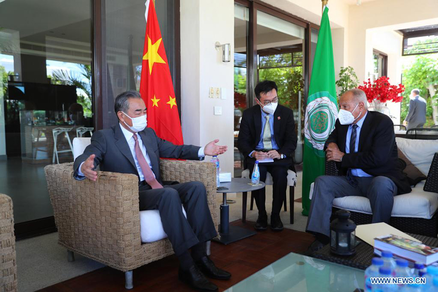وزير الخارجية الصيني يلتقي أمين عام جامعة الدول العربية