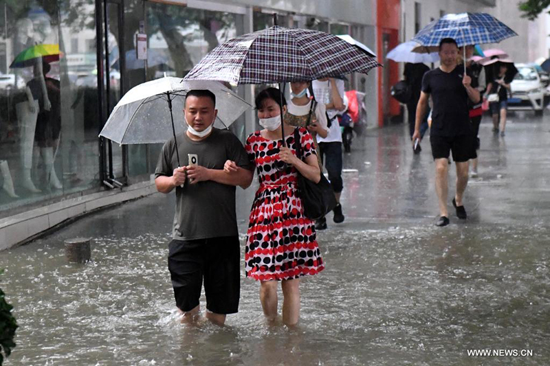 أمطار غزيرة بمعدلات قياسية وسط الصين تتسبب في اضطرابات هائلة
