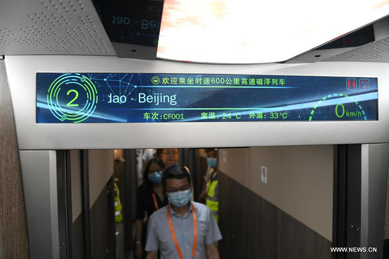 أول قطار مغناطيسي في العالم بسرعة 600 كم/ساعة يغادر خط التجميع في شرقي الصين