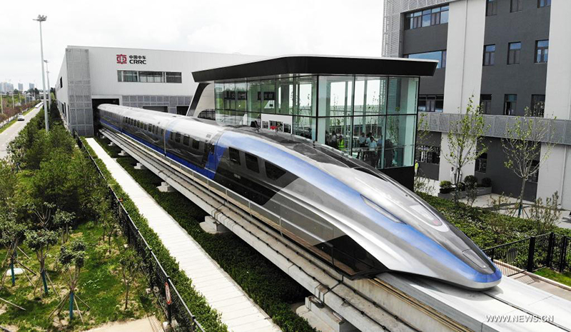 أول قطار مغناطيسي في العالم بسرعة 600 كم/ساعة يغادر خط التجميع في شرقي الصين