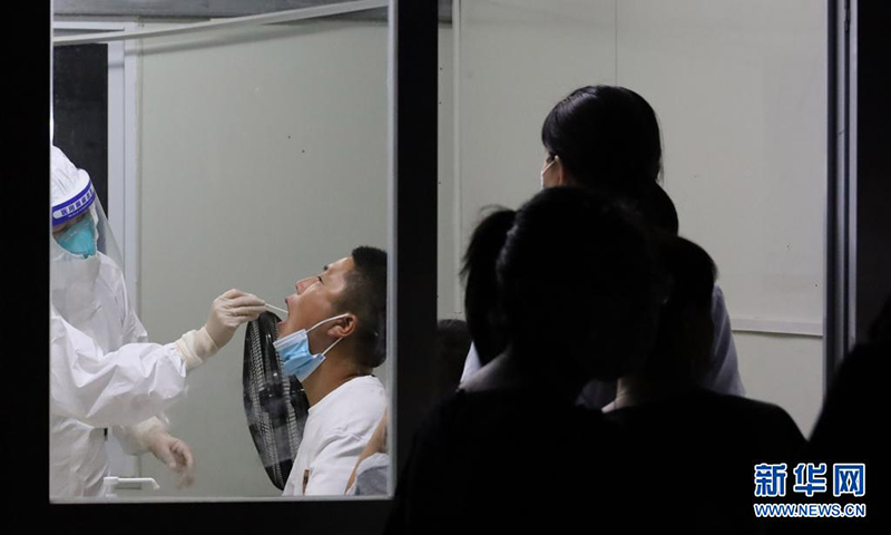 اختبارات الحمض النووي للكشف عن كوفيد-19 في مدينة نانجينغ بشرقي الصين
