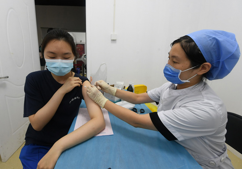 بكين ومدن صينية أخرى تبدأ تطعيم الأطفال من 12 إلى 17 سنة
