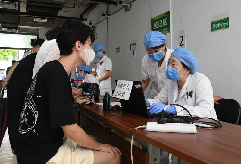 بكين ومدن صينية أخرى تبدأ تطعيم الأطفال من 12 إلى 17 سنة