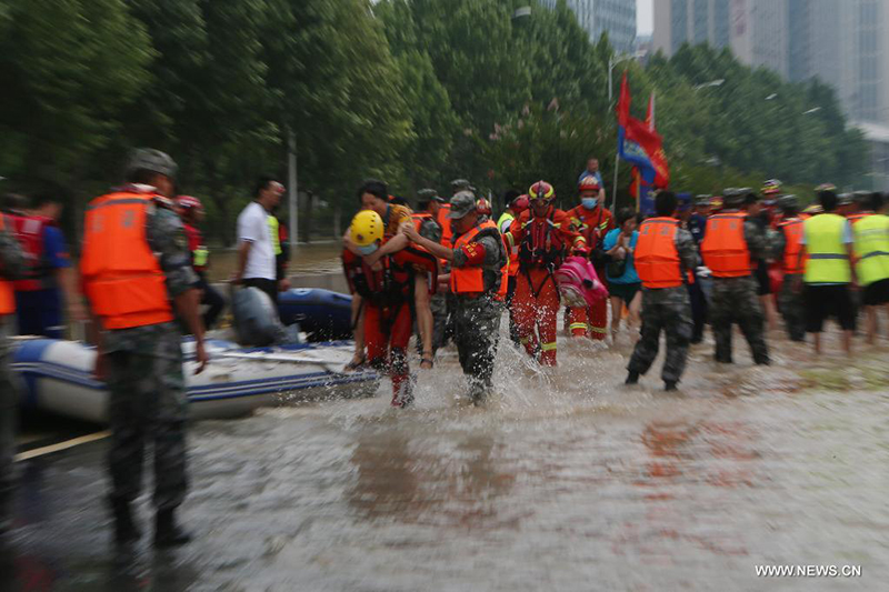 أكثر من 8000 جندي يساعدون خنان التي ضربتها الفيضانات بوسط الصين
