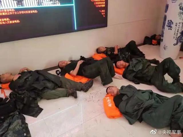 مقاطعة خنان: ضباط وجنود جيش التحرير الشعبي يتحدون الأمطار لإنقاذ أرواح الناس  