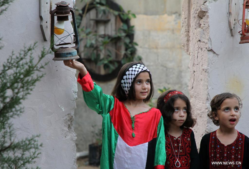 تقرير اخباري: الفلسطينيون يحتفلون بيوم زيهم الفلكلوري بفعاليات في الضفة وغزة