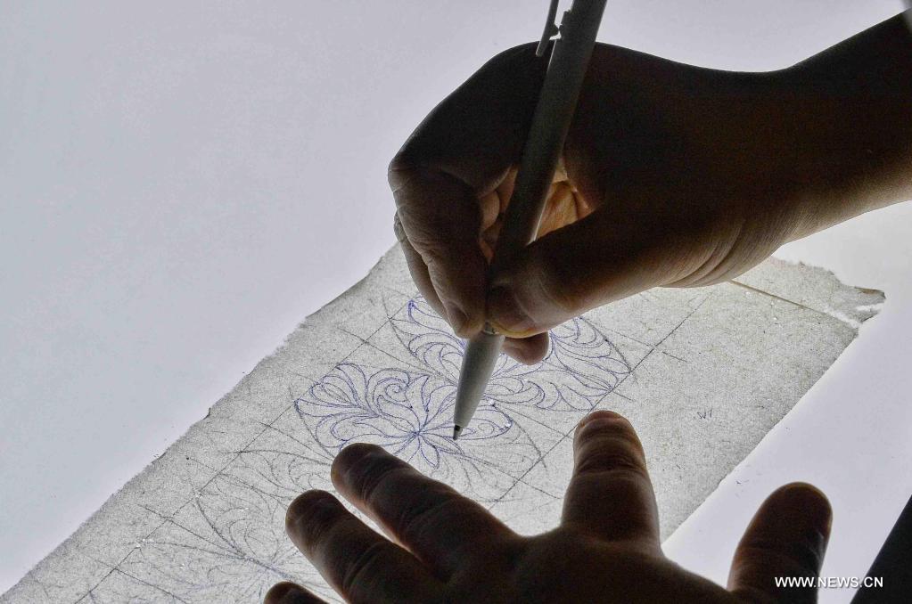 صناعة الأعمال الفنية من خيوط الفضة في تشنغدو