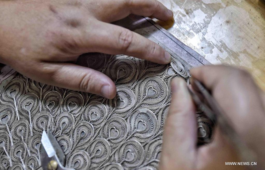 صناعة الأعمال الفنية من خيوط الفضة في تشنغدو