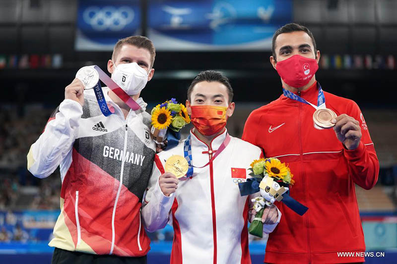 لاعب الجمباز الصيني تسو يفوز بذهبية مسابقة المتوازي رجال في أولمبياد طوكيو