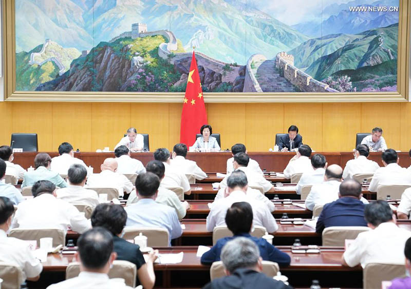 نائبة رئيس مجلس الدولة الصيني تشدد على اتخاذ تدابير صارمة للحد من تفشي 