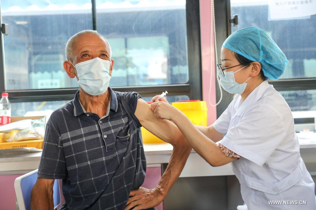 حافلات متنقلة للتطعيم ضد كوفيد-19 في وسط الصين
