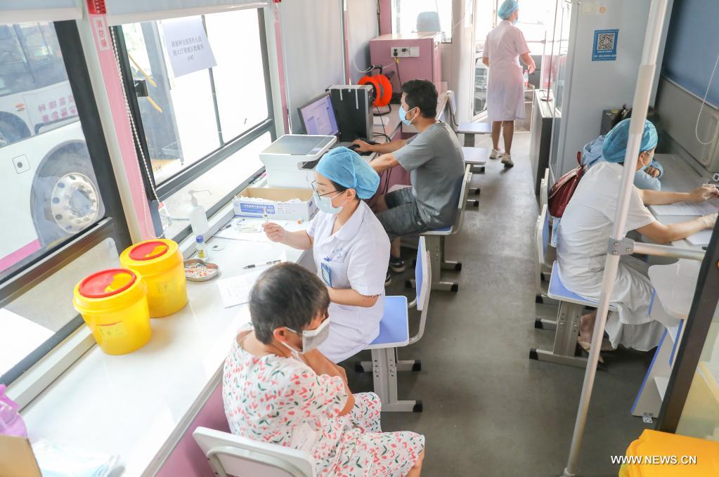 حافلات متنقلة للتطعيم ضد كوفيد-19 في وسط الصين