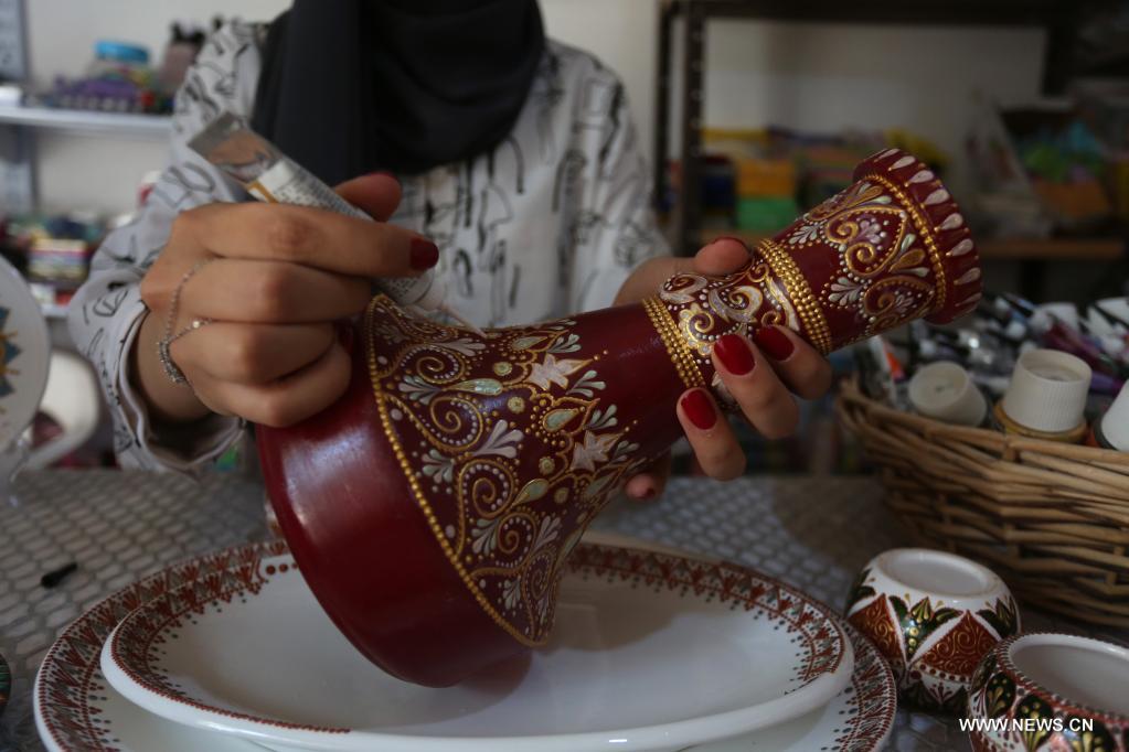 فنانة فلسطينية تزين المصنوعات الخزفية بزخارف إسلامية