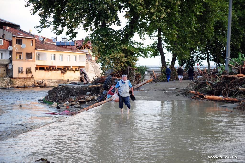 مصرع 17 شخصا في فيضانات اجتاحت محافظات تركية مطلة على البحر الأسود