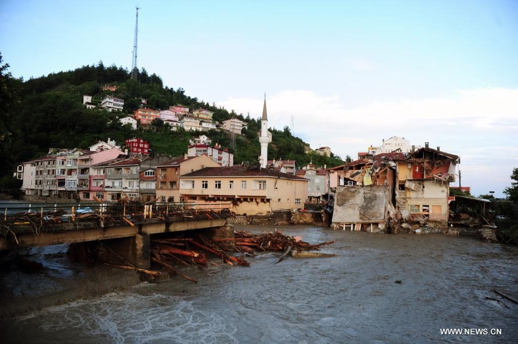 مصرع 17 شخصا في فيضانات اجتاحت محافظات تركية مطلة على البحر الأسود