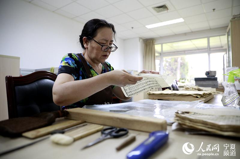 ترميم الكتب القديمة في نينغشيا، حرفة تعيد الحياة إلى الكتب بعد موتها