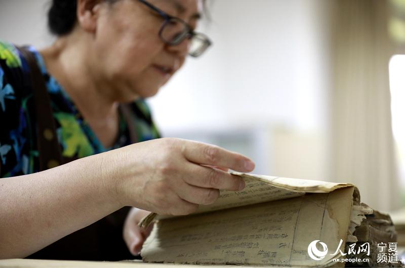 ترميم الكتب القديمة في نينغشيا، حرفة تعيد الحياة إلى الكتب بعد موتها