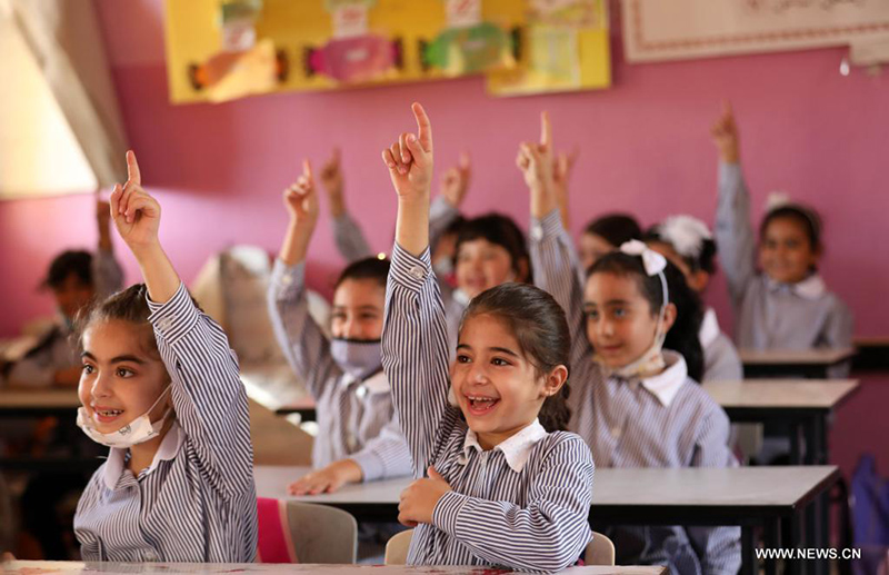 تقرير إخباري: 1.3 مليون طالب في الضفة وغزة يبدأون العام الدراسي ضمن إجراءات وقائية لمواجهة كورونا