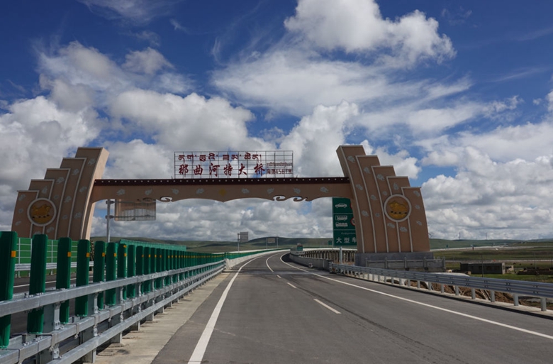 افتتاح أعلى طريق سريعة في العالم أمام حركة المرور جنوب غربي الصين
