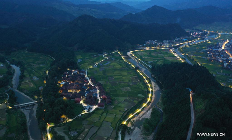 مصابيح الشوارع العاملة بالطاقة الشمسية تضيء ليل المناطق الجبلية النائية في جنوبي الصين