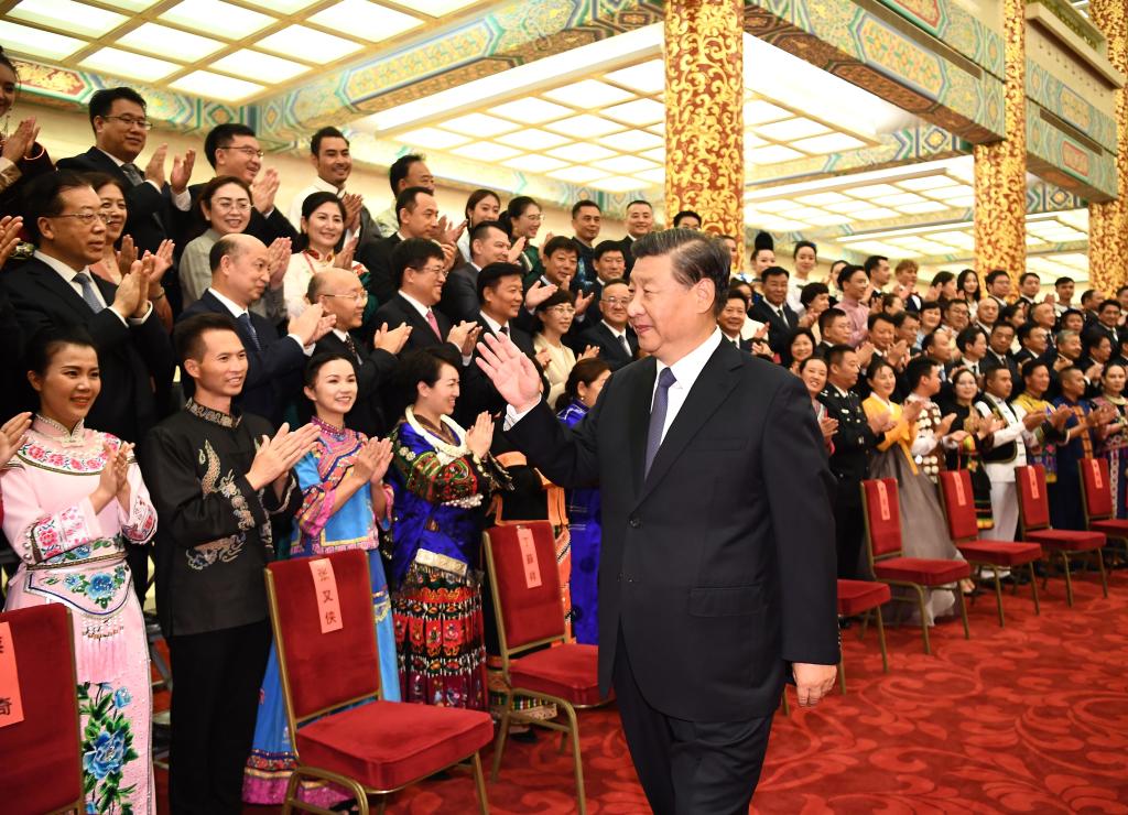 القادة الصينيون يشاهدون حفلا يعرض ثقافات الأقليات القومية
