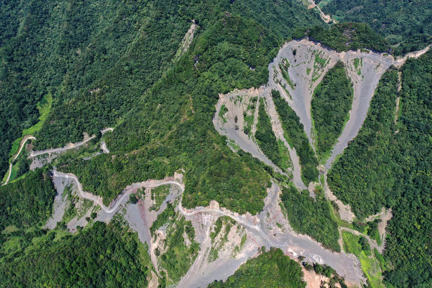 تشونغتشينغ: إنشاء طريق على الجرف لتعزيز تنشيط الريف