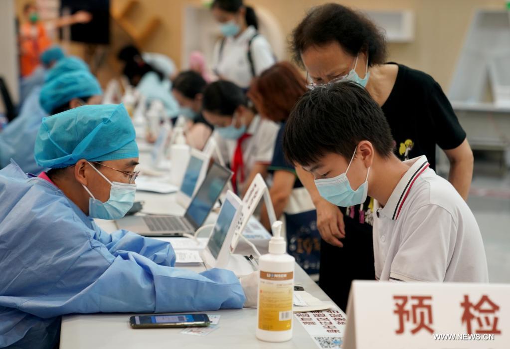 حملة تطعيم القصر ضد كوفيد-19 في مدينة شانغهاي