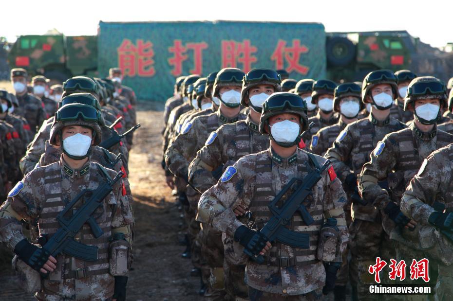 وصول القوات الصينية المشاركة في تدريبات لمكافحة الإرهاب إلى ميدان التدريب في روسيا