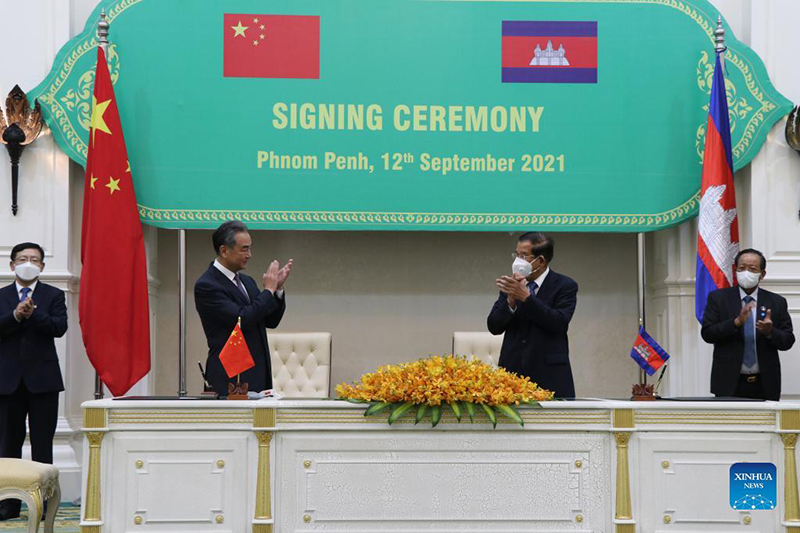 كمبوديا والصين تتعهدان بتعزيز التعاون في التجارة والاستقرار الإقليمي ومكافحة كوفيد-19